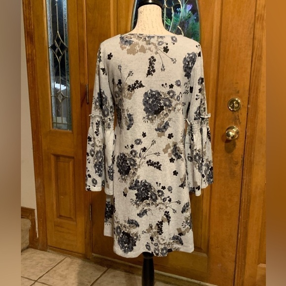 Tiana B bell sleeve dress size medium EUC ❤️ bundle 2 for $30 - Picture 3 of 4
